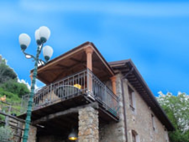 Rustico Casale Corte in Vendita a Pietrasanta Capezzano Monte Collina