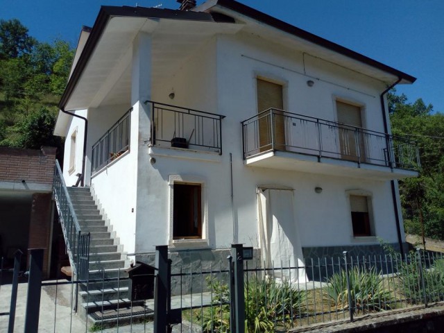 Villa in Vendita a Perino