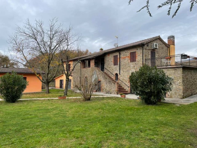 rustico casale corte in vendita a tuoro sul trasimeno