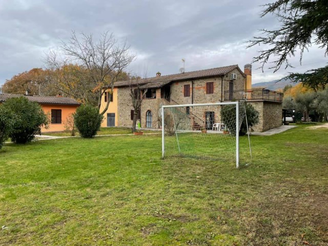 rustico casale corte in vendita a tuoro sul trasimeno