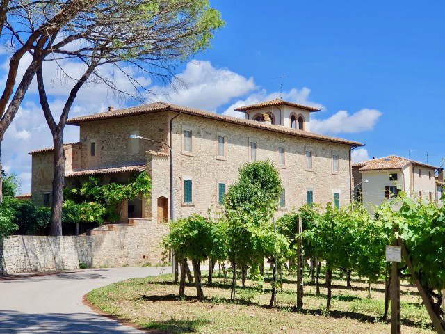 Rustico Casale Corte in Vendita a Todi