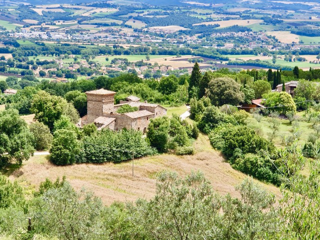 Rustico Casale Corte in Vendita a Todi