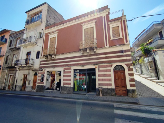 Edificio Stabile Palazzo in Vendita a Bronte c so Umberto 66 Centrale