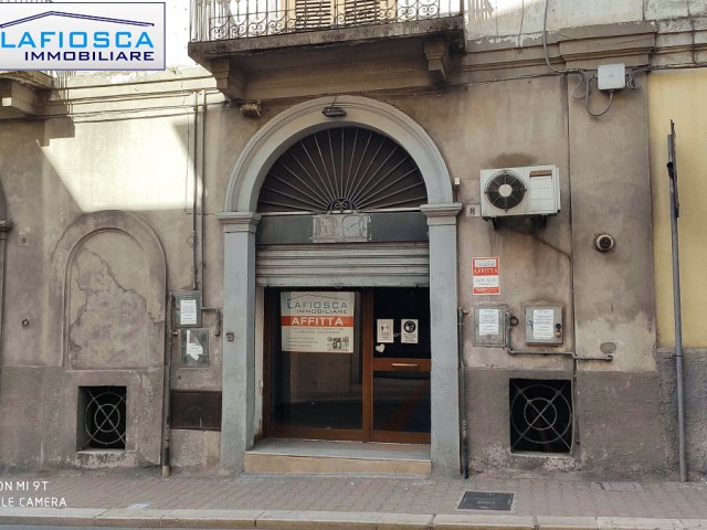 Locale Commerciale in Affitto a Gravina in Puglia via Giuseppe Garibaldi 11