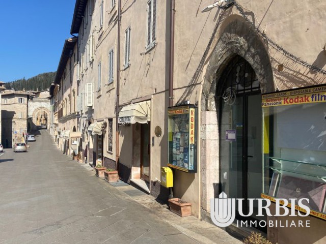 Locale Commerciale in Affitto ad Assisi via Santa Chiara