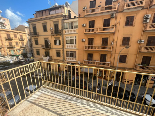 Appartamento in Vendita a Palermo Corso c f Aprile 140 Zona Zisa