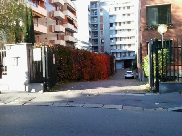 box posto auto in affitto a milano via michele novaro 8