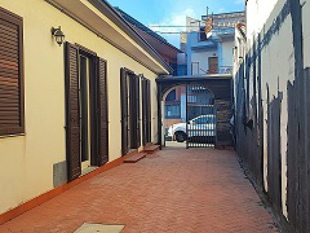 casa indipendente in vendita ad aci sant’antonio via primoti